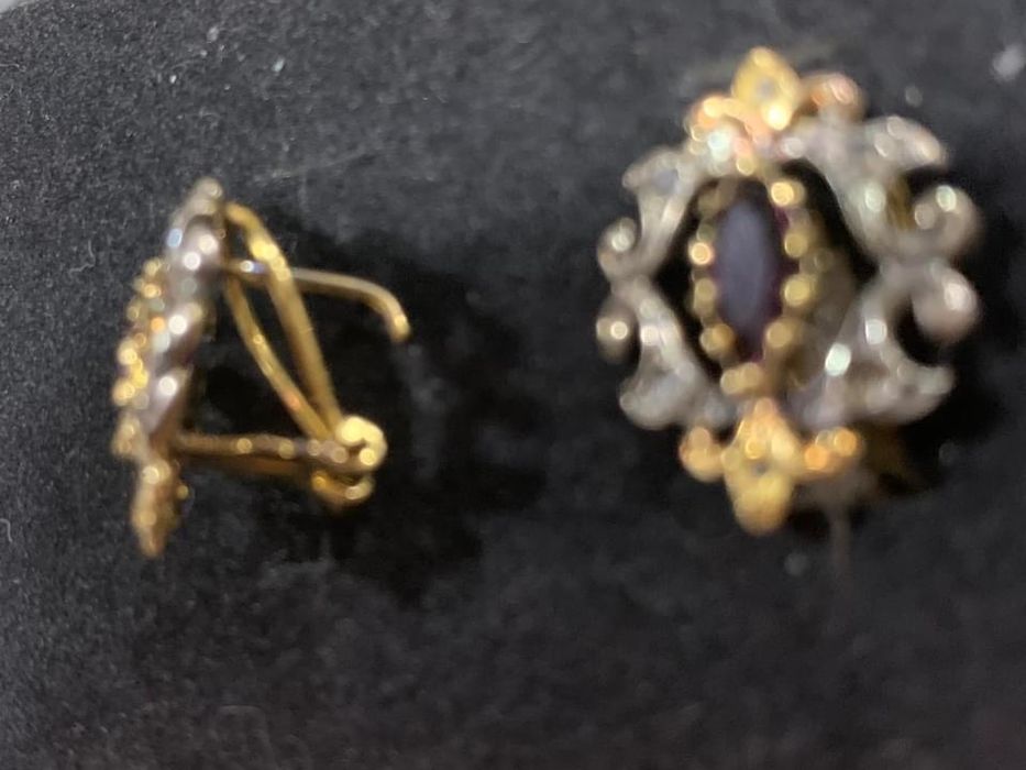 Brincos em prata e prata dourada com duas ametistas e doze capas de diamante.