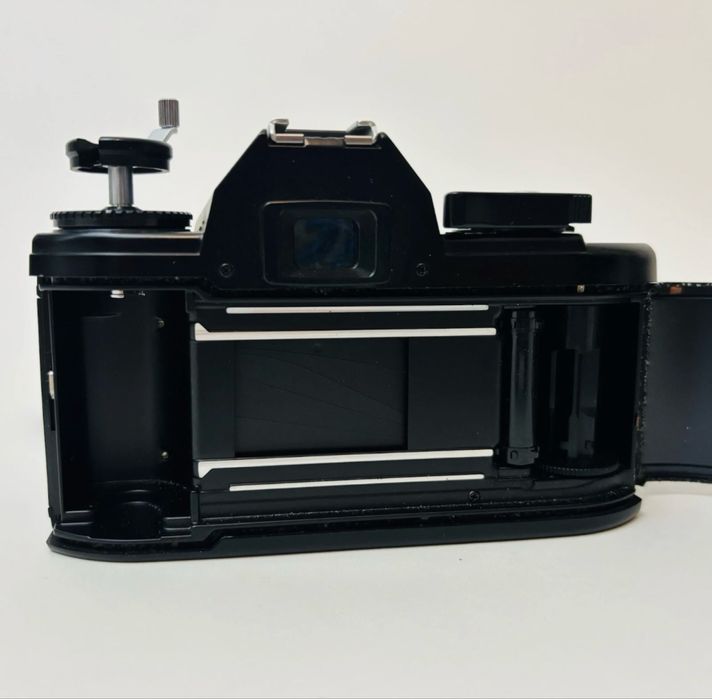 Nikon EM - 35mm Film Camera + Lente Nikon 50mm f1.8