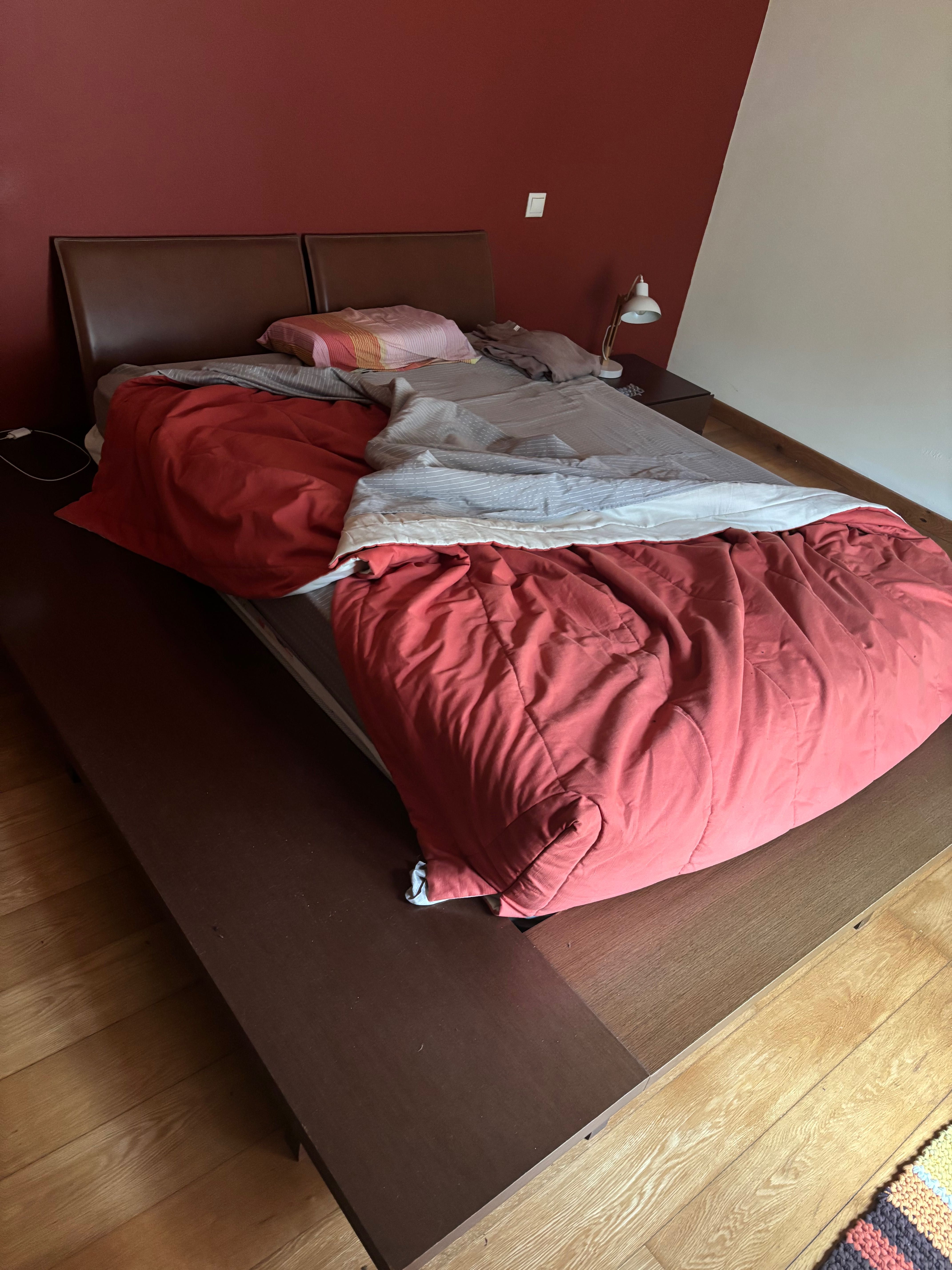 Cama mikado cabeceira pele + mesa de cabeceira