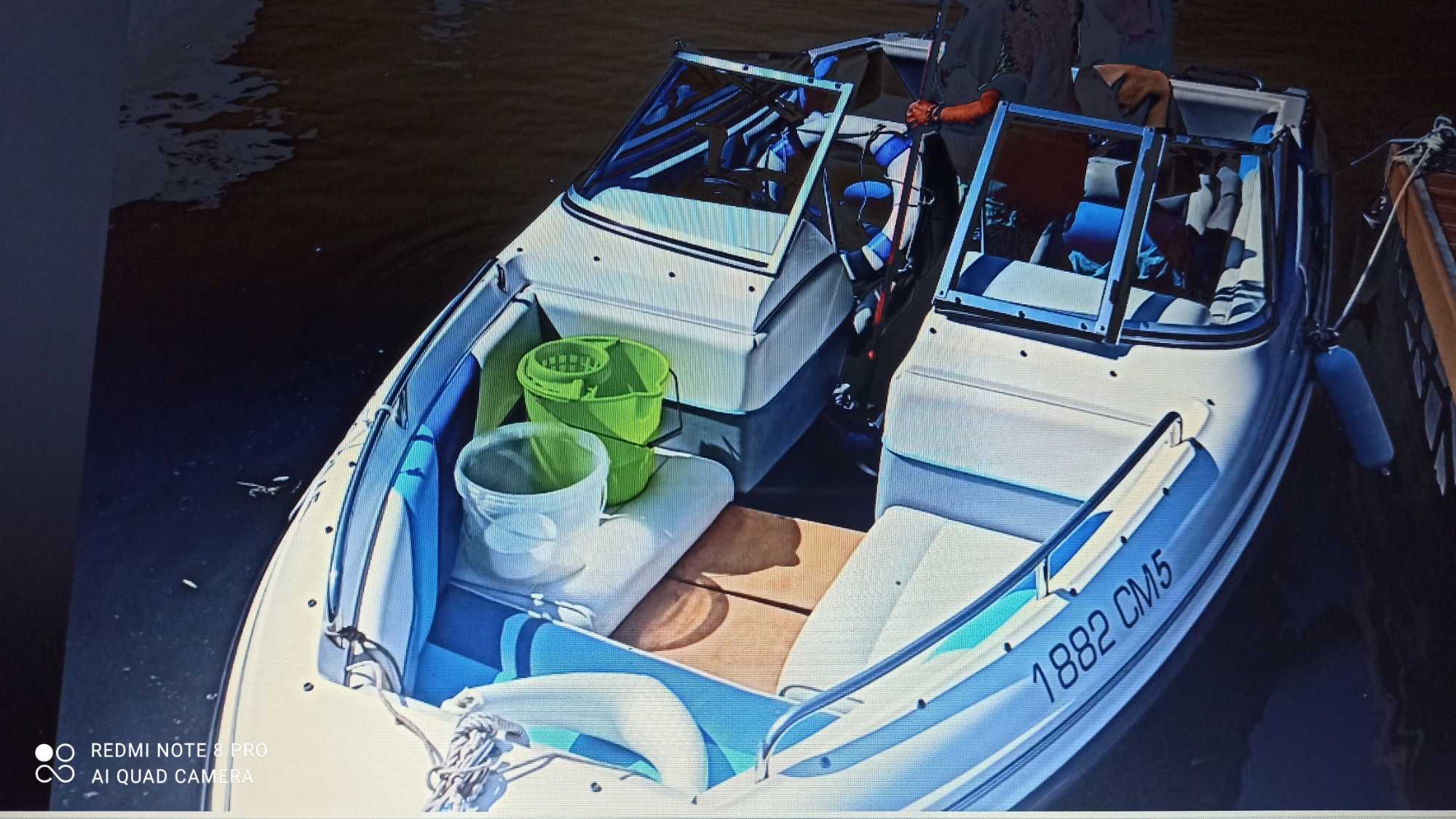 Vende-se Barco de recreio marca Chaparral em bom estado
