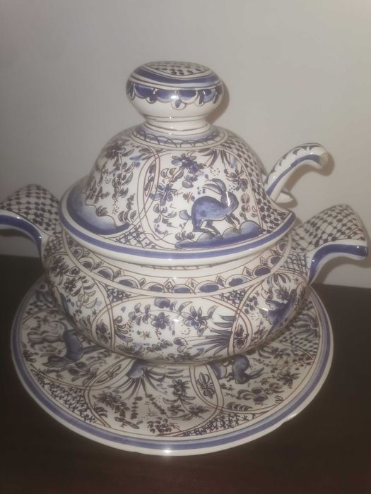 Terrina antiga com travessa e concha pintada à  mão