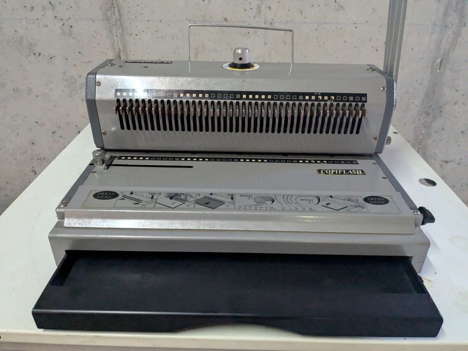 Máquina de encadernar argolas WireMac 31