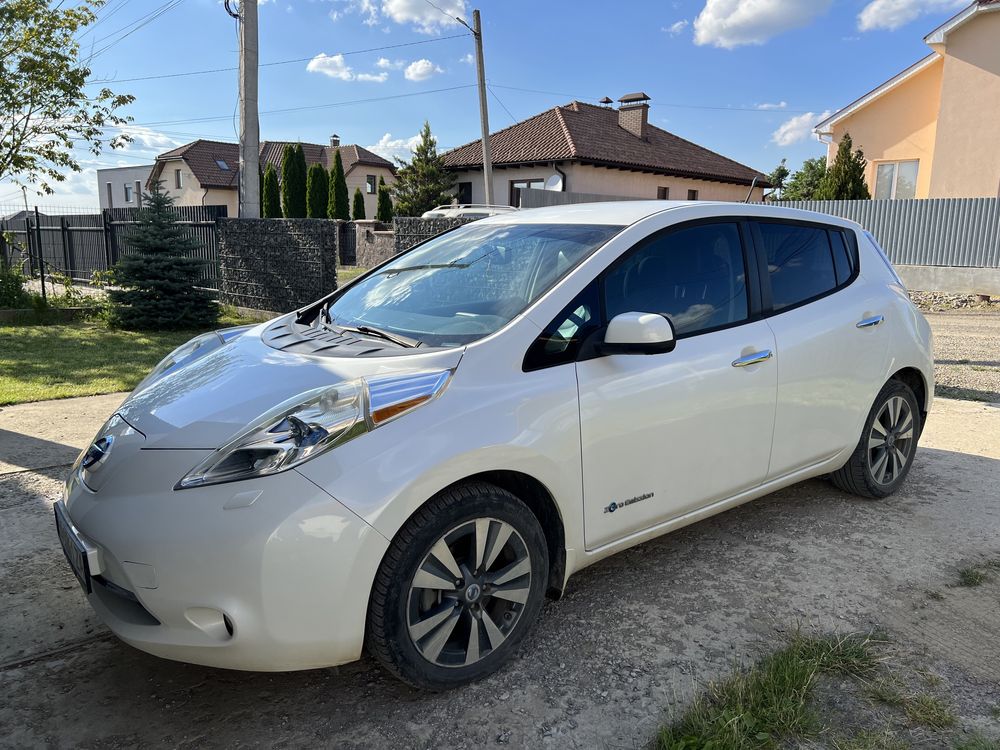 Nissan leaf 2013 рік