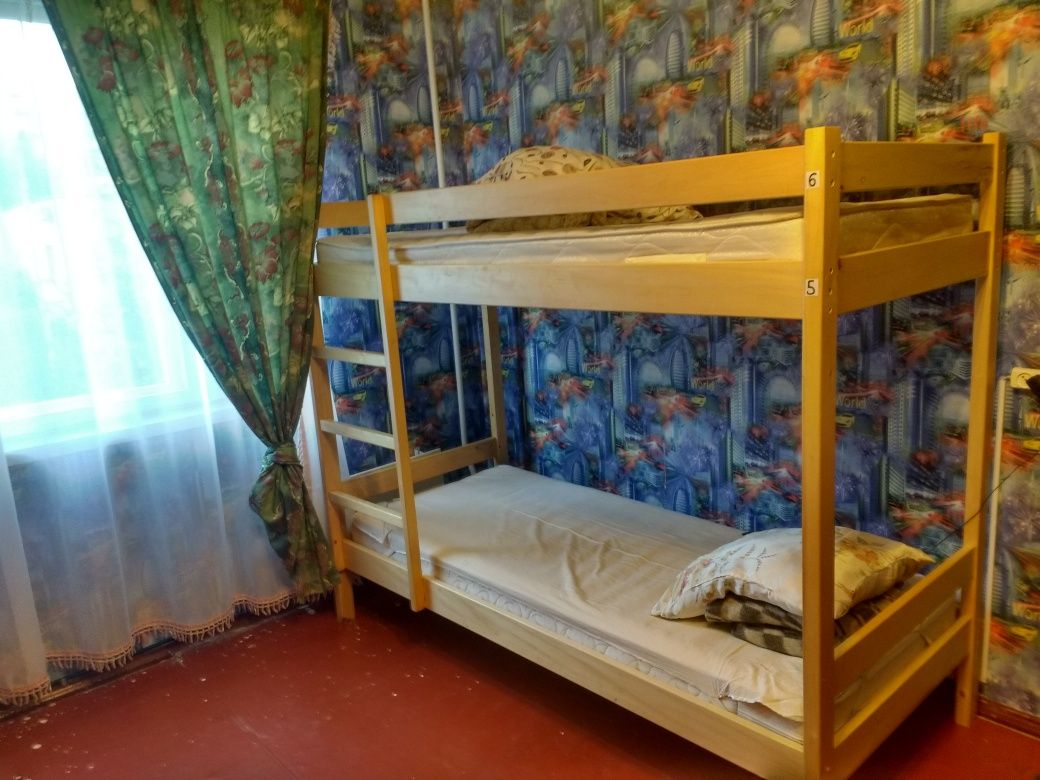 Ліжко- місце в хостелі  біля метро Харьковская, пр. Бажана