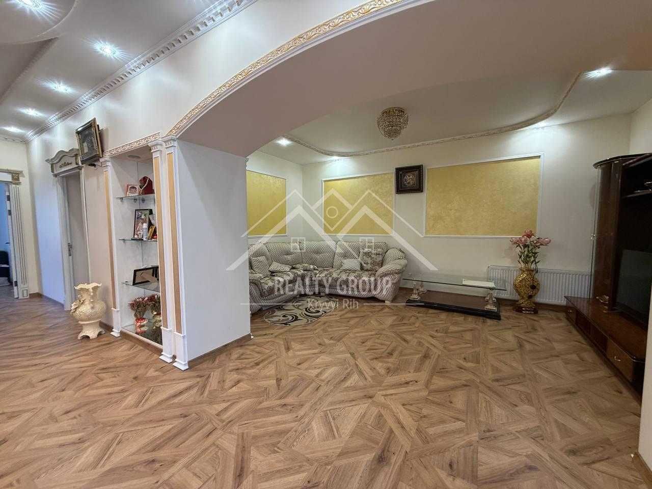 Продаж шикарного маєтку з фонтаном, 6 кімнат та два гаража Ц-м район.