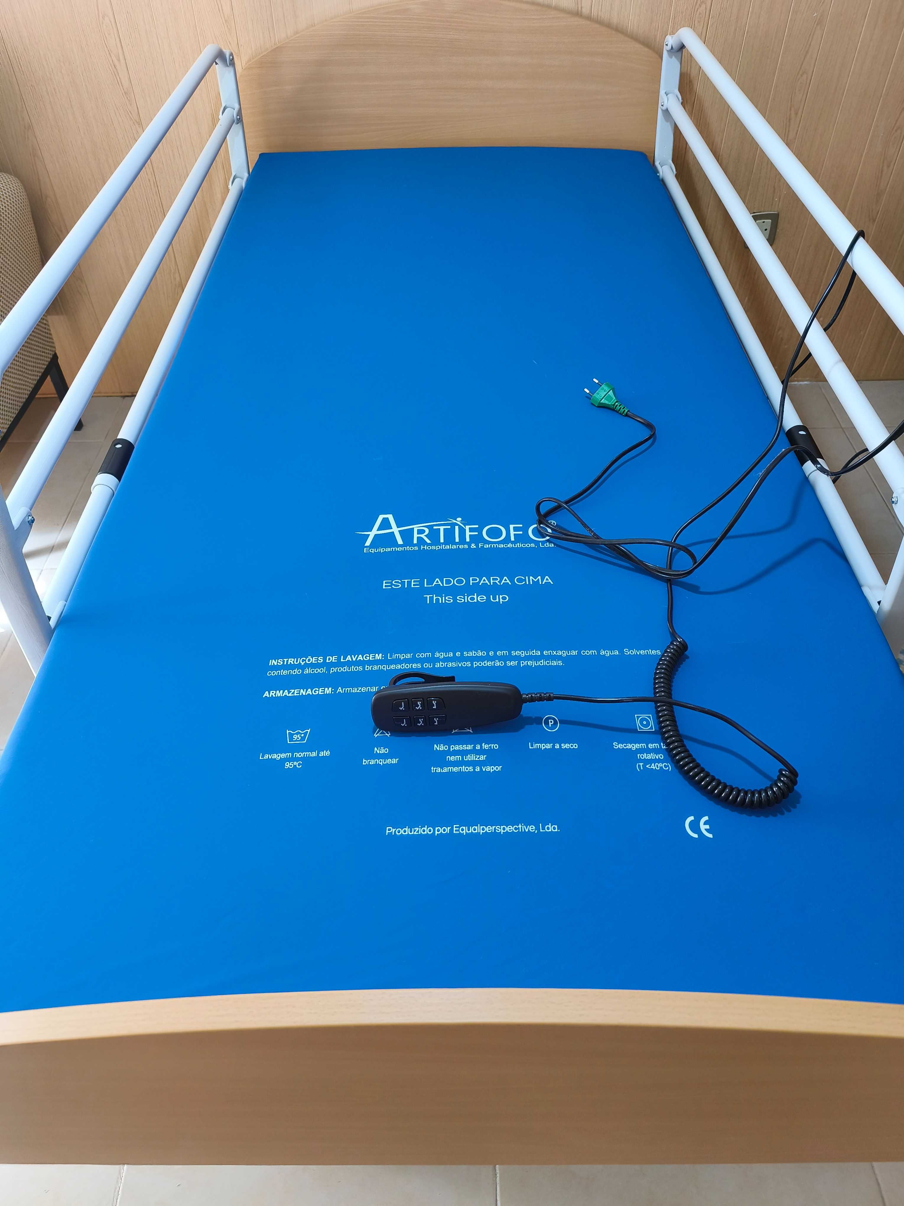 Cama articulada ainda com 15 meses garantia e 5 de uso.