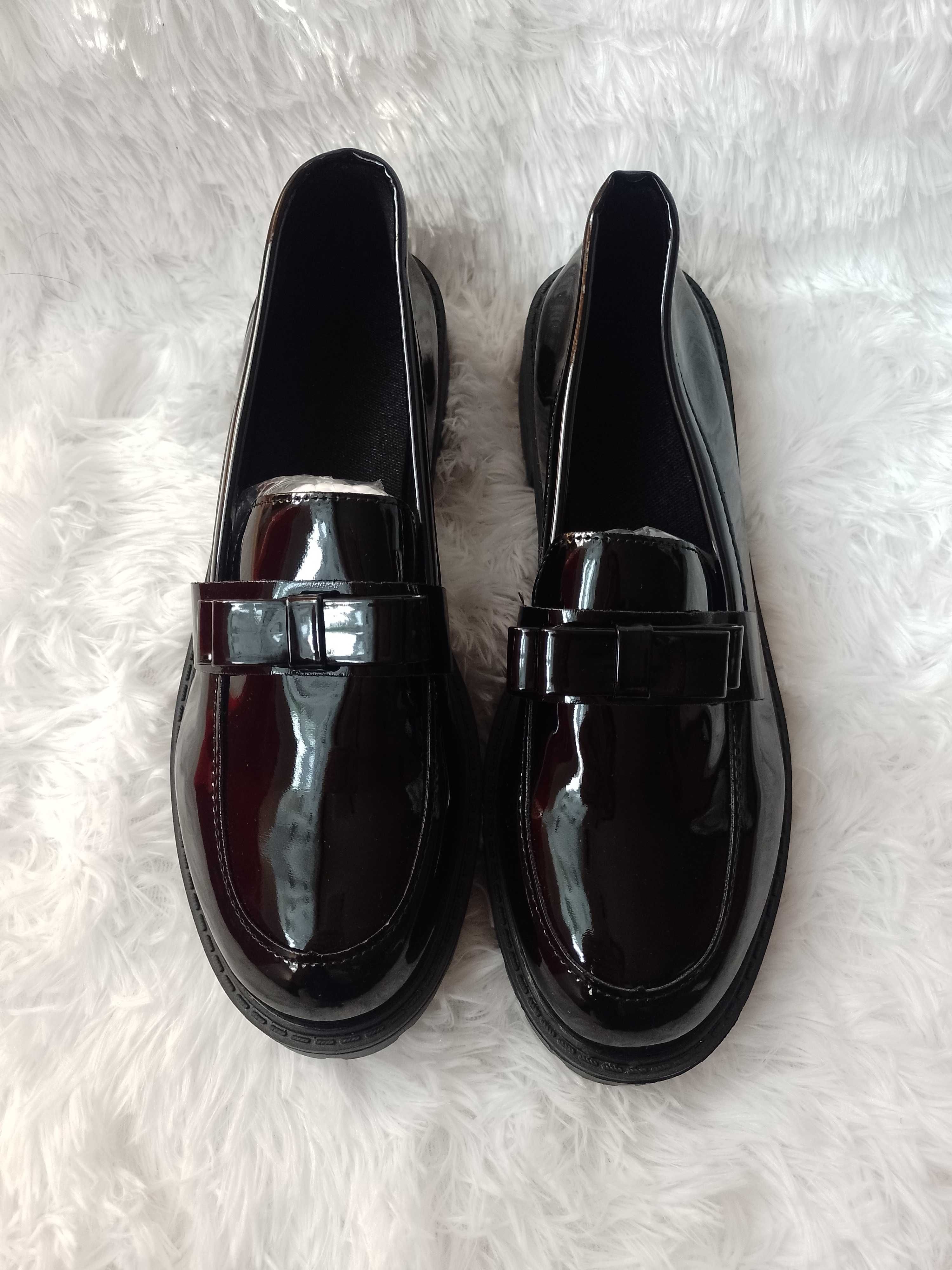 (41) Czarne, lakierowane mokasyny wieczorowe , loafersy, NOWE