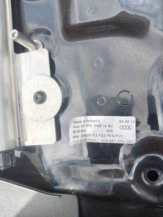 Audi A8 D4 Drzwi prawy tył Szyba  2010 Czarne .