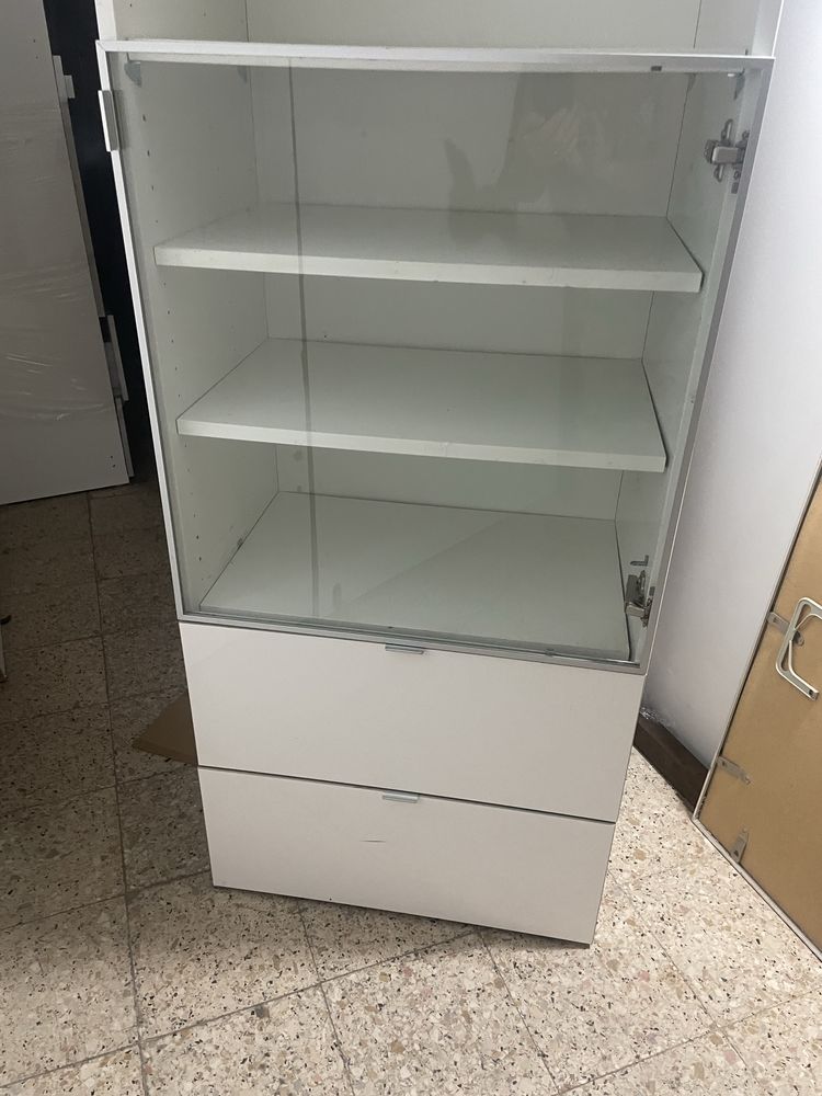 Movel em branco para arrumacao com uma porta de vidro e 2 gavetas