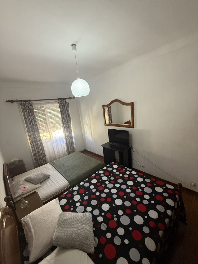 QUARTO 2 cama casal em Olival Basto