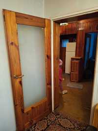 Drzwi drewniane z czasów PRL