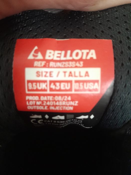 Este é um par de calçado de segurança Bellota S3S Run azuis.