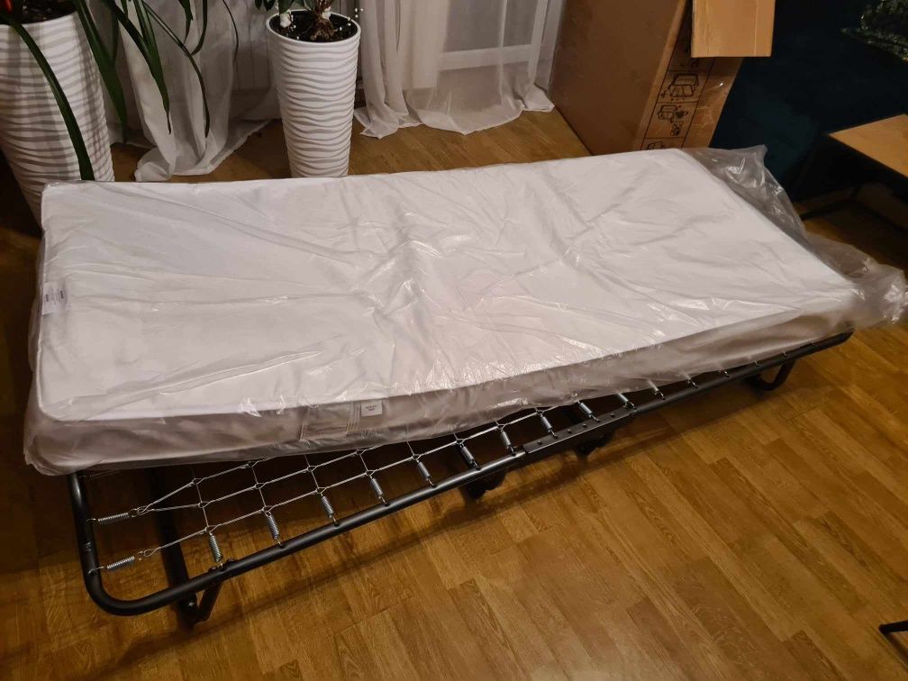 Składane łóżko z materacem