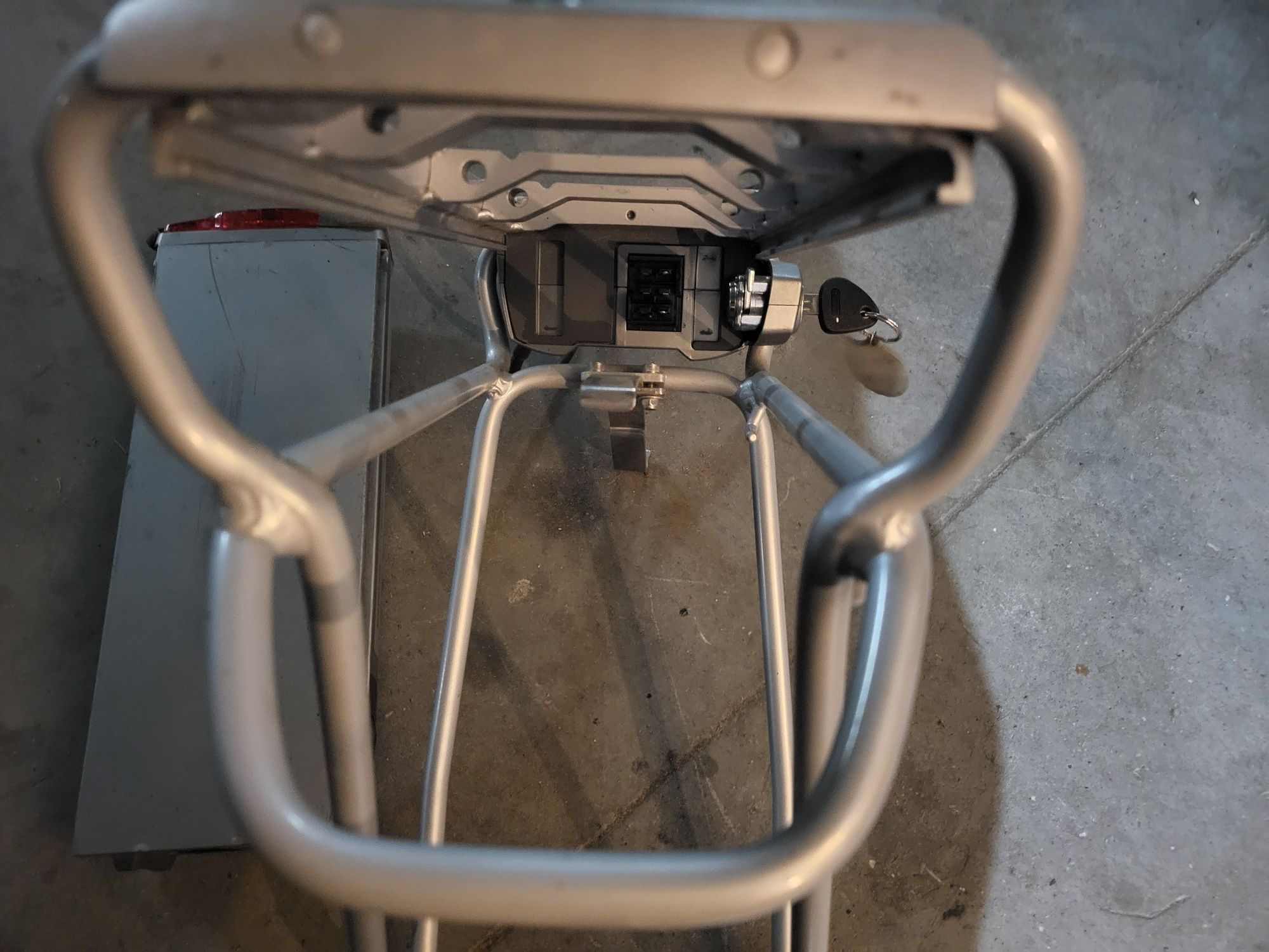 Bagażniki  z bateria batavus 24volt