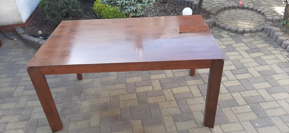 Stół drewniany do salonu
