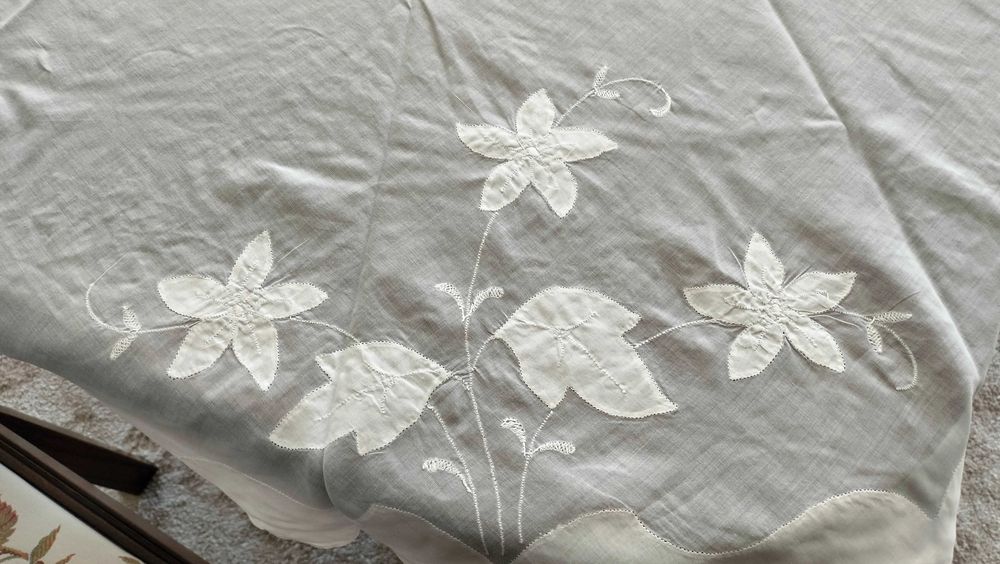 Toalha redonda  em organza com aplicações em cambraia- 150cm