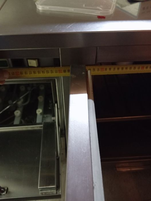 Arca frigorífica industrial e lava loiça ao mesmo nível em inox