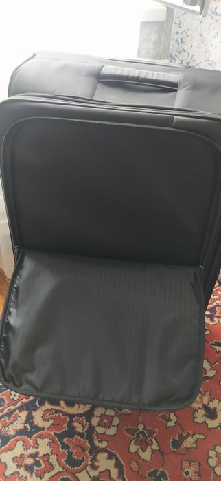 Продам 75*50 в отличном состоянии чемодан .чехол в подарок