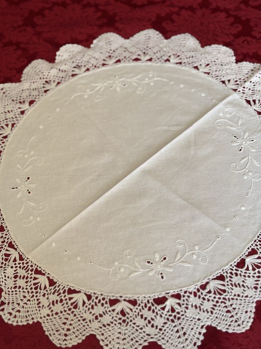 Pano em linho e renda