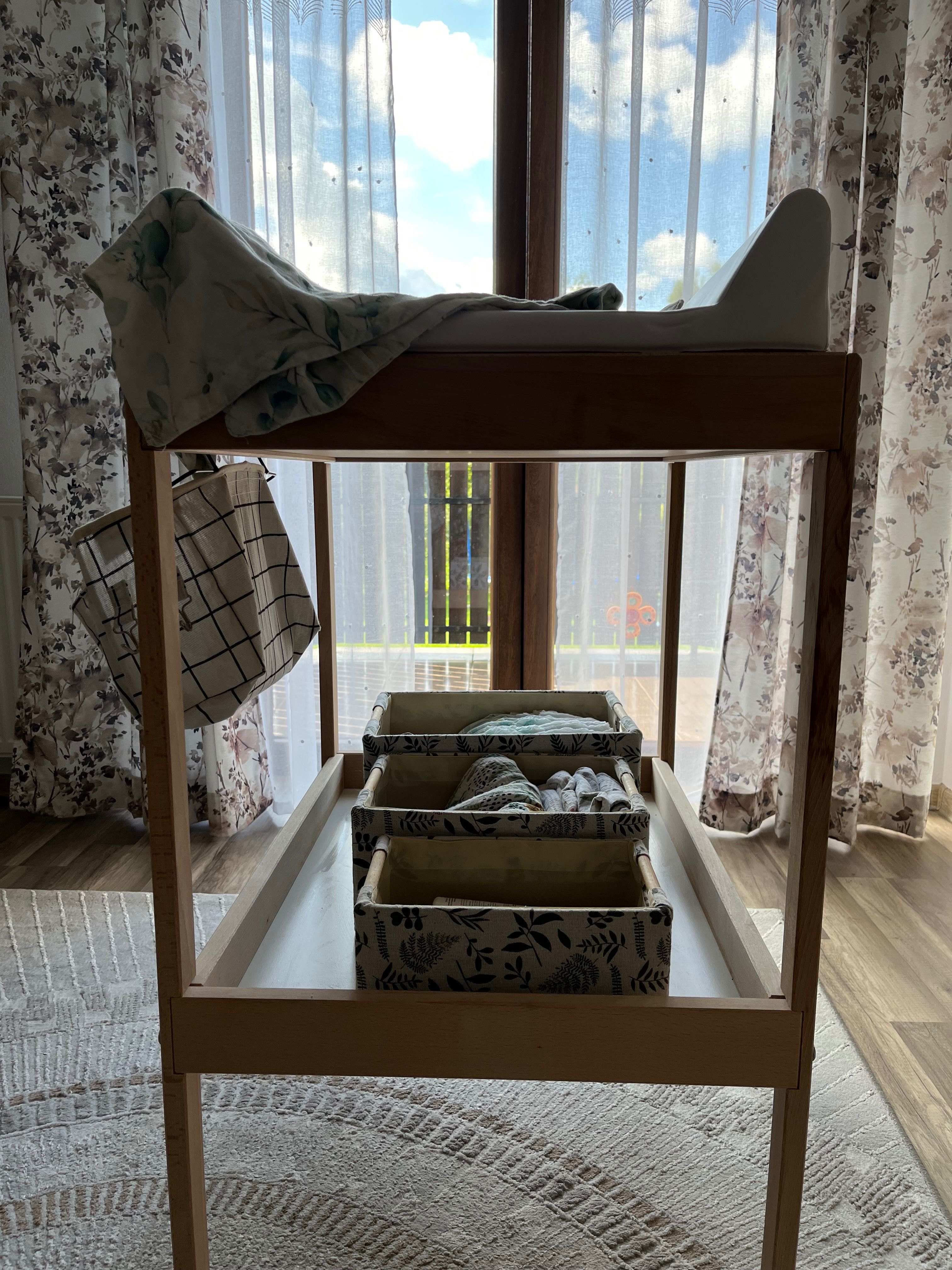 Przewijak Ikea wraz z przewijakiem przenośnym w leśne wzory