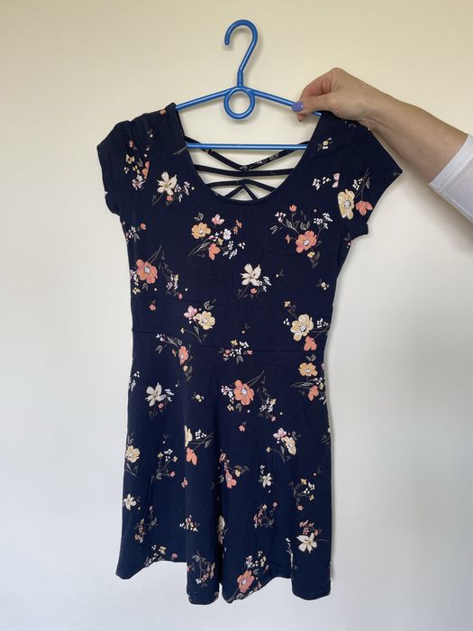 Sukienka elastyczna w kwiaty z ozdobnymi plecami