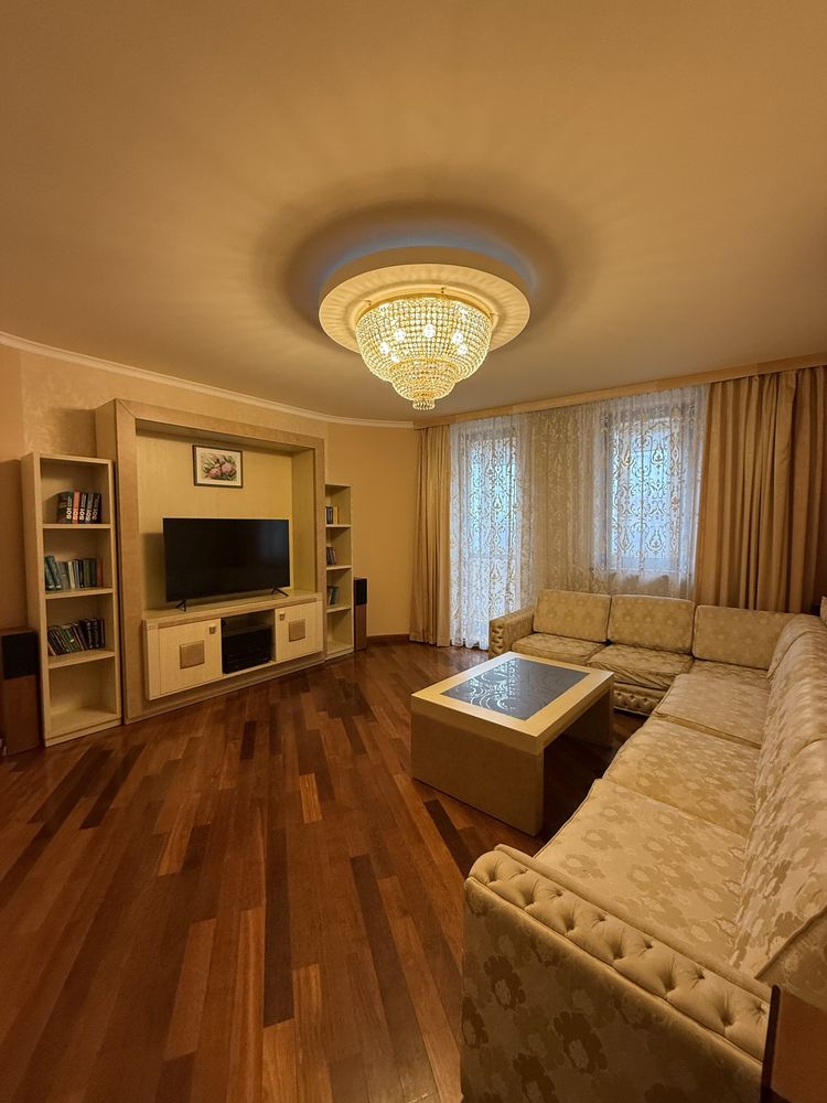 Продам 3х комн.квартиру 117м2,ул.О.Яроша 22,Метро Ботанический Сад