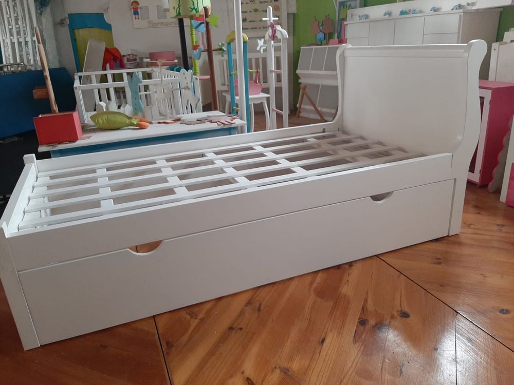 Cama junior em madeira maciça (Nova)