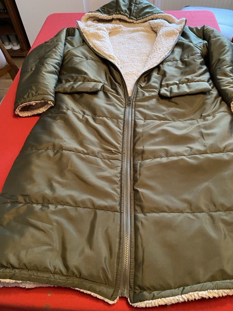 Piękny kaszmirowy pikowany płaszcz, rozmiar M, kolor khaki