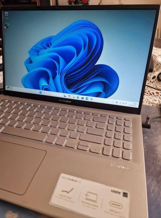 Asus vivobook com Windows 11 e Office