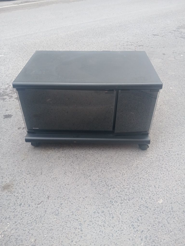 Mesa de centro com portas de vidro