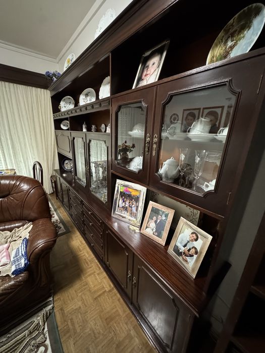 Moveis antigos, com cristaleira em bom estado.