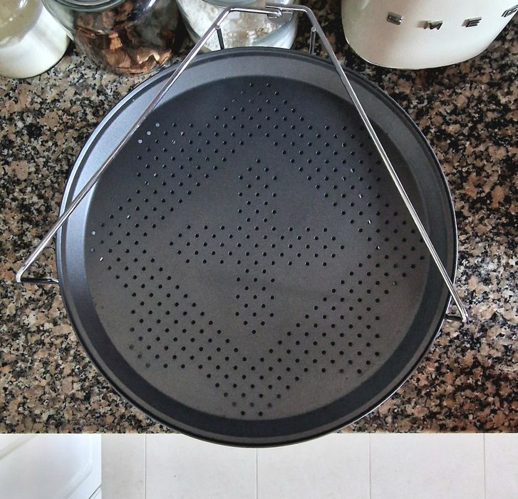 Conjunto de 4 tabuleiros antiaderentes redondos para pizza com suporte