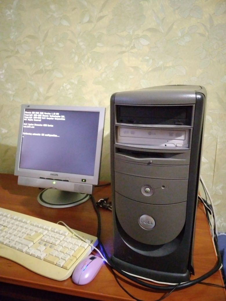 Настільний стаціонарний комп'ютер мишка,клавіатура,роутер в подаруно