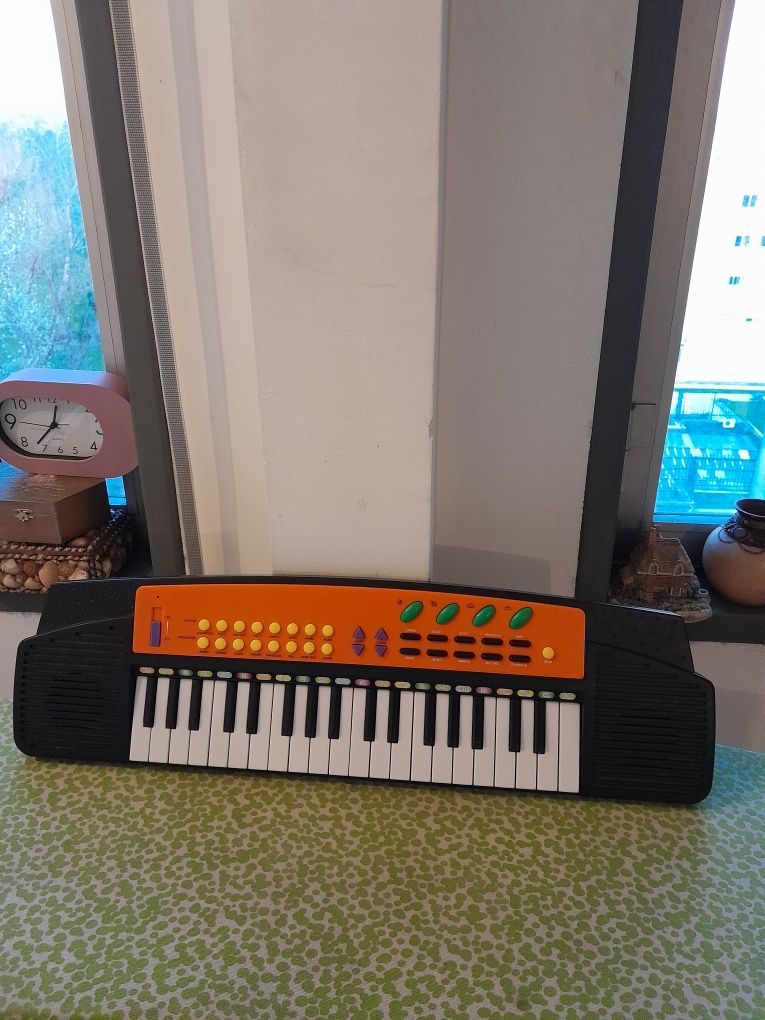 Vendo Piano para Criança a pilhas muito bonito como novo