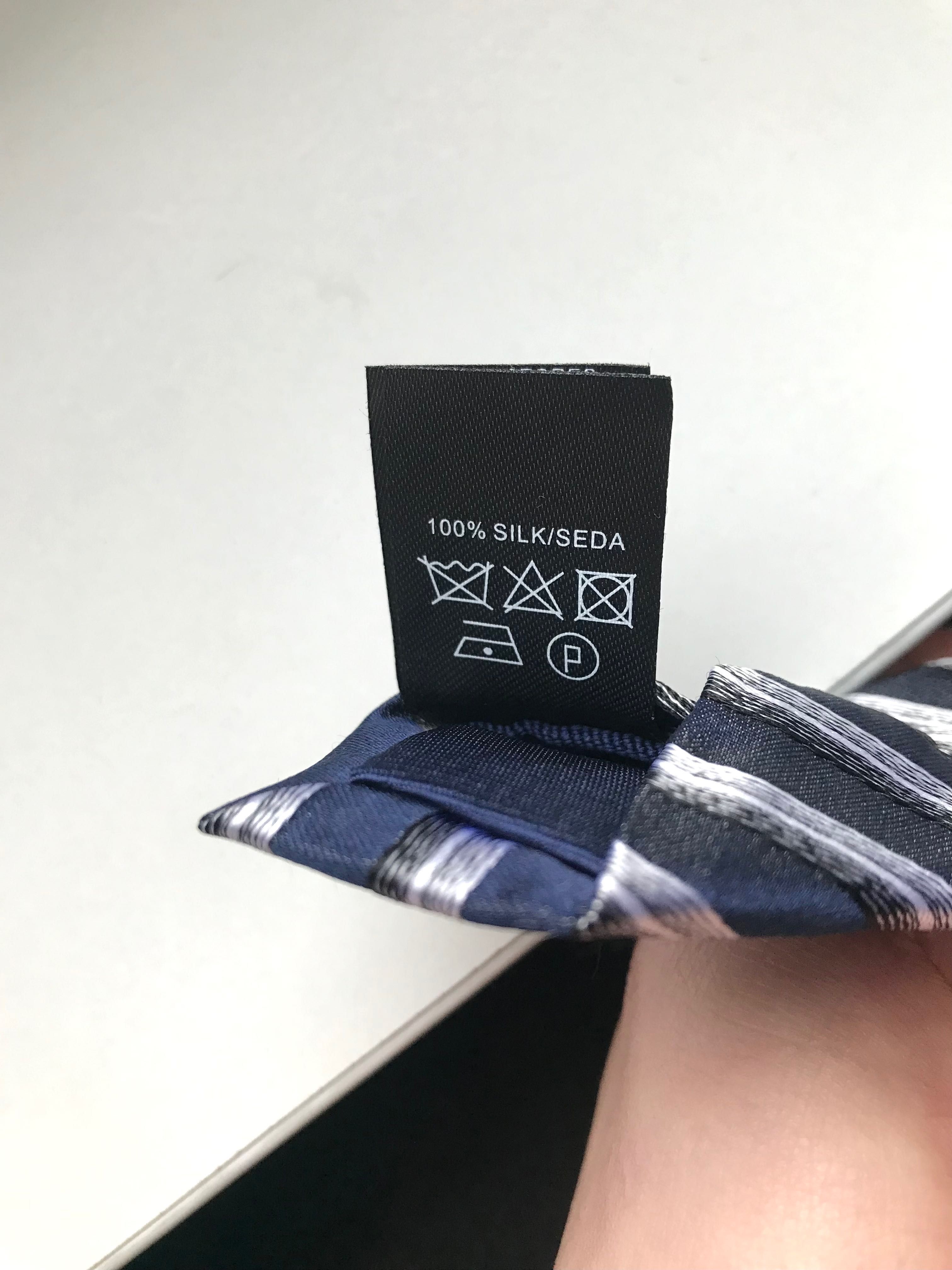 Nowy, jedwabny krawat 100 % granatowy srebrny czarny elegancki 148 cm