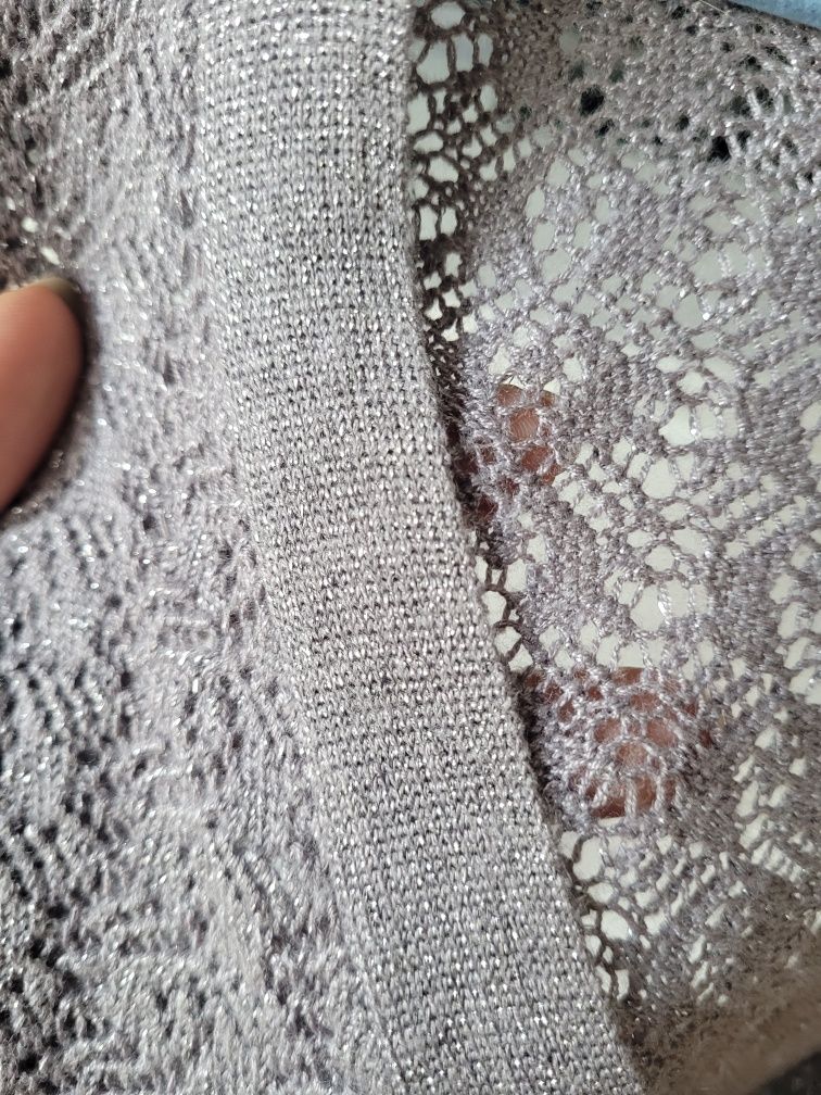 Krótki sweterek kardigan ze srebrną brokatową nitką