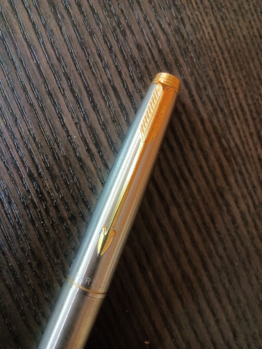 Caneta Parker 75 em aço com aparo em ouro