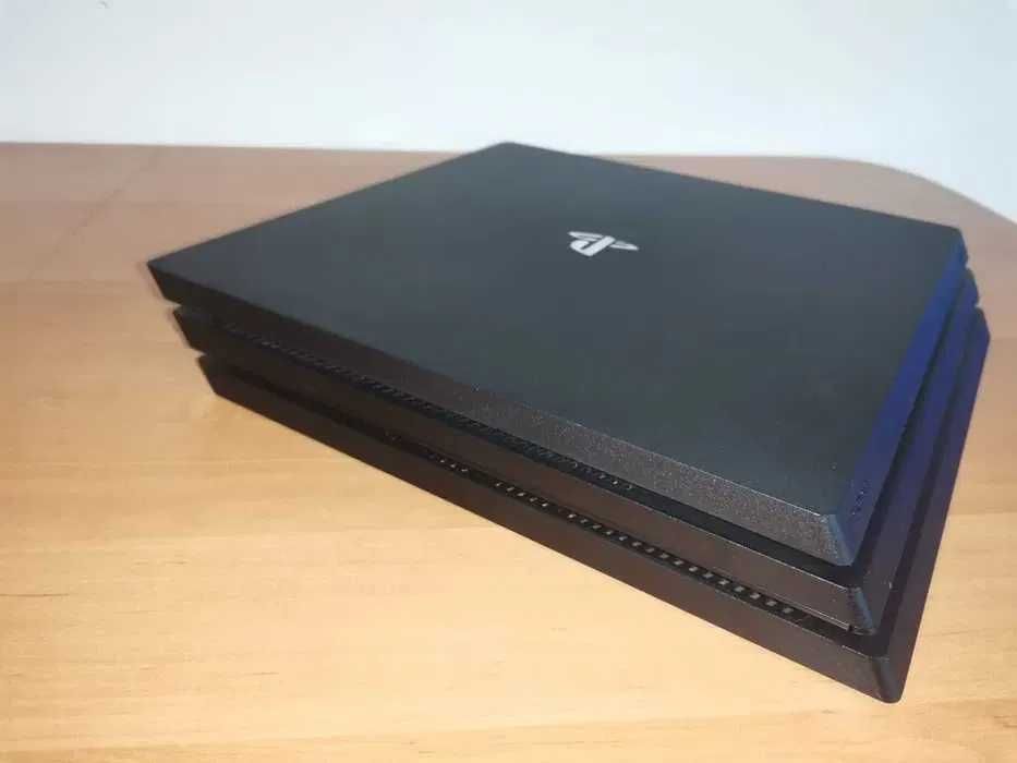 PlayStation 4 PRO 1TB z jednym padem w idealnym stanie.
