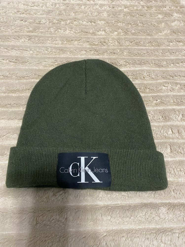 Продам шапку Calvin Klein ,  в отличном состоянии!