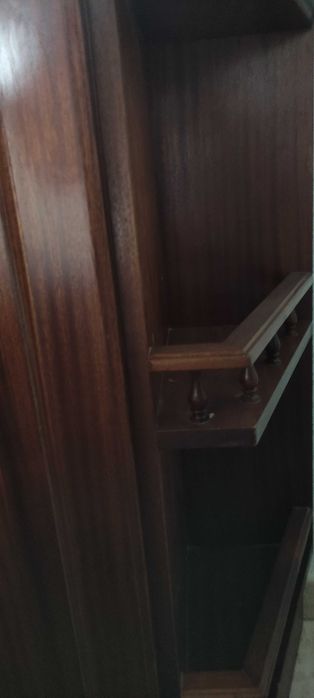 Móvel em mogno com pedra de granito