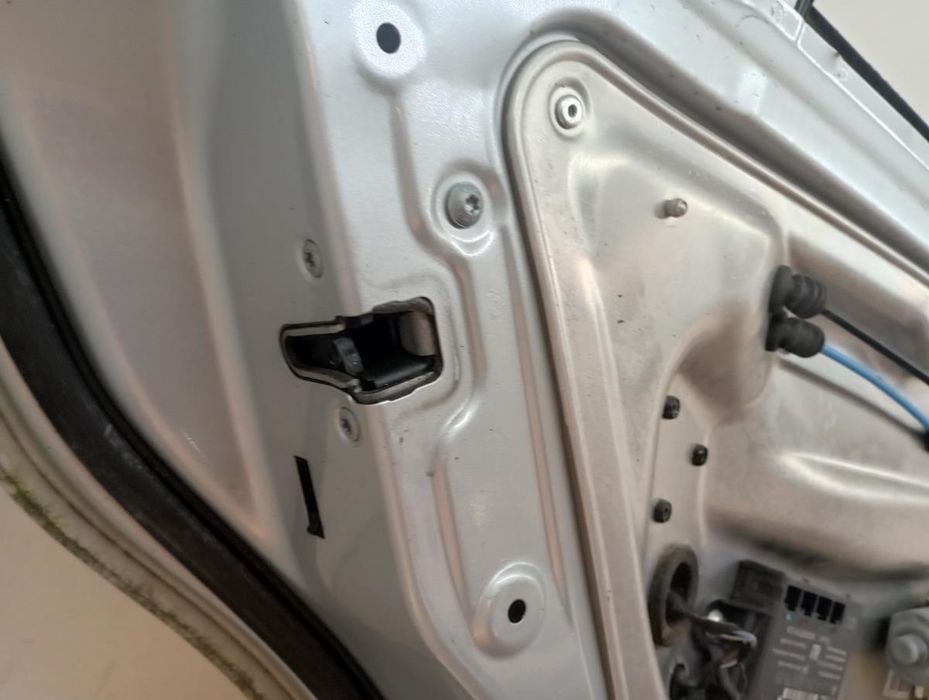Fechadura / fecho porta trás esquerdo MERCEDES-BENZ Classe C (W204)