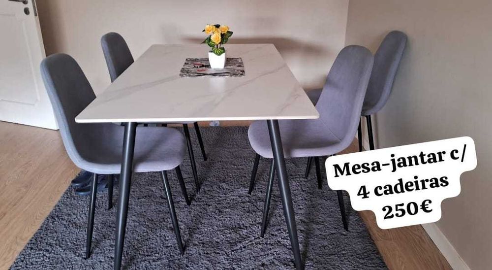 Mesa e cadeiras e tapete