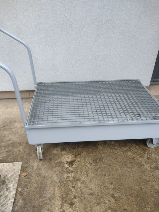 Stalowa, mobilna wanna ociekowa z kratownicą.