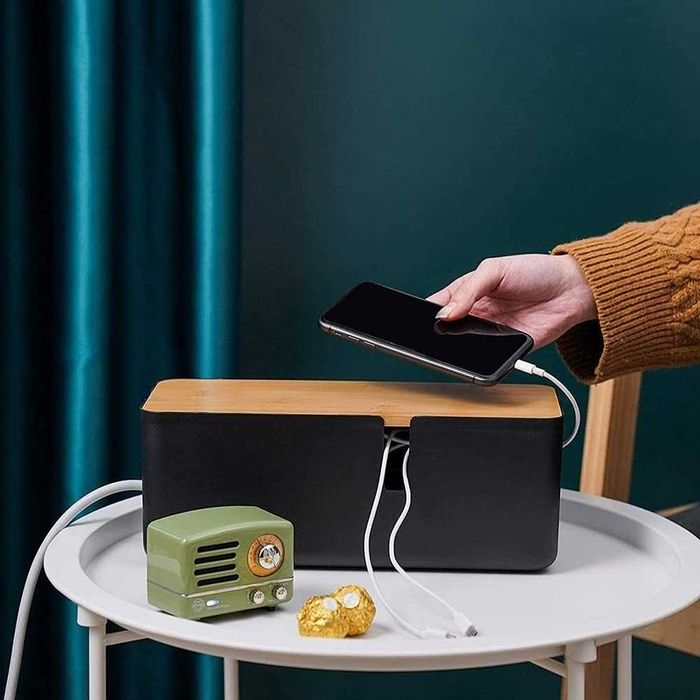 Organizer na kable z bambusowym wieczkiem.