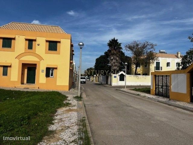 Lote com 607m2 para construção de moradia  com piscina, de 369  m2,  p