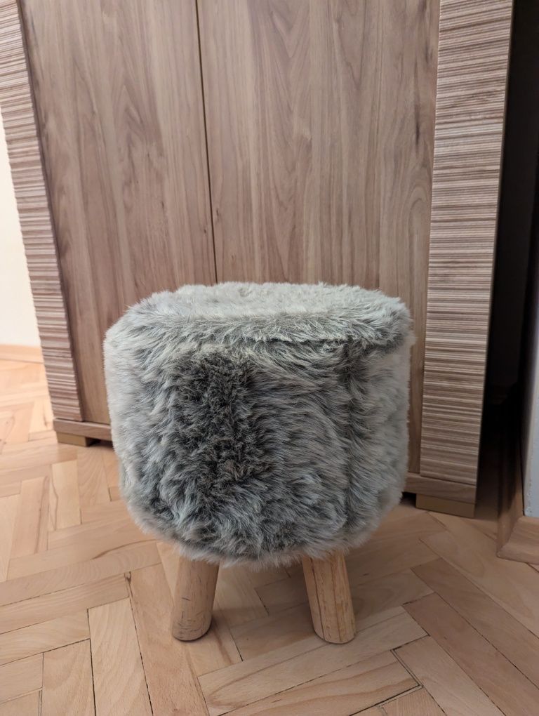 Pufa na drewnianych nóżkach
