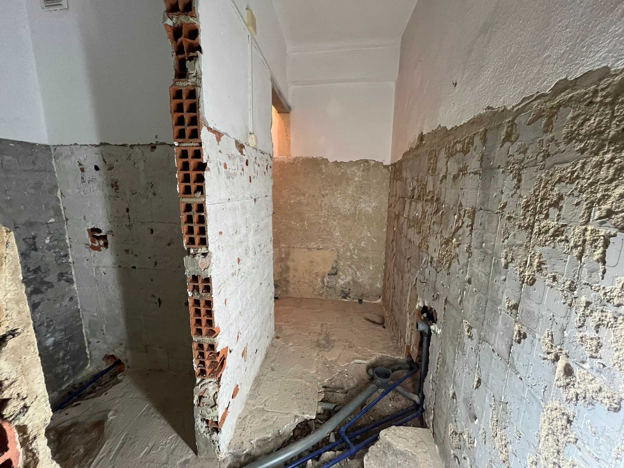 Arrenda-se Loja Remodelada - 100m2 - B. São Gabriel (Setúbal)