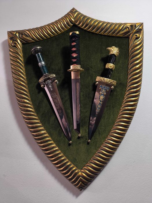 Expositor de parede em madeira, com 3 adagas