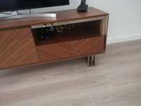 Base TV Nogueira com pés de inox
