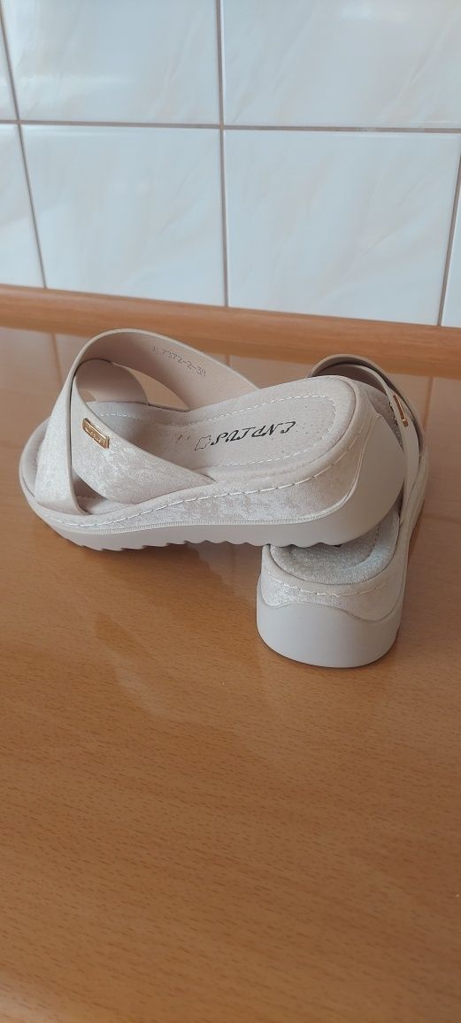 Rezerwacja Klapki nowe r.38